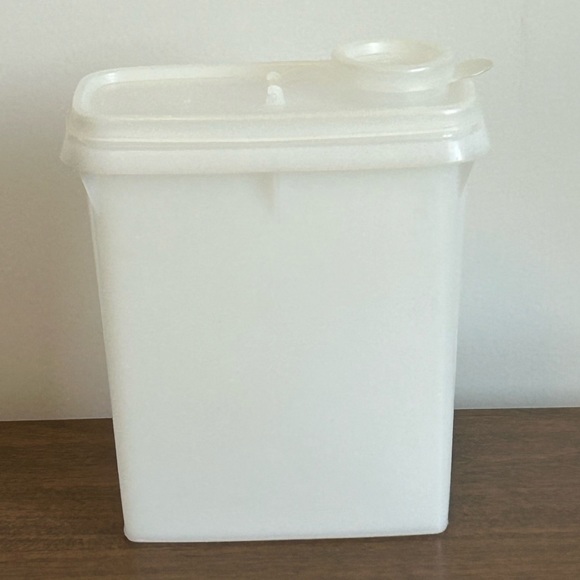 TUPPERWARE JUNIOR STORE N POUR CEREAL CONTAINER KEEPER #499 FLIP TOP SEAL #509 - Picture 3 of 13